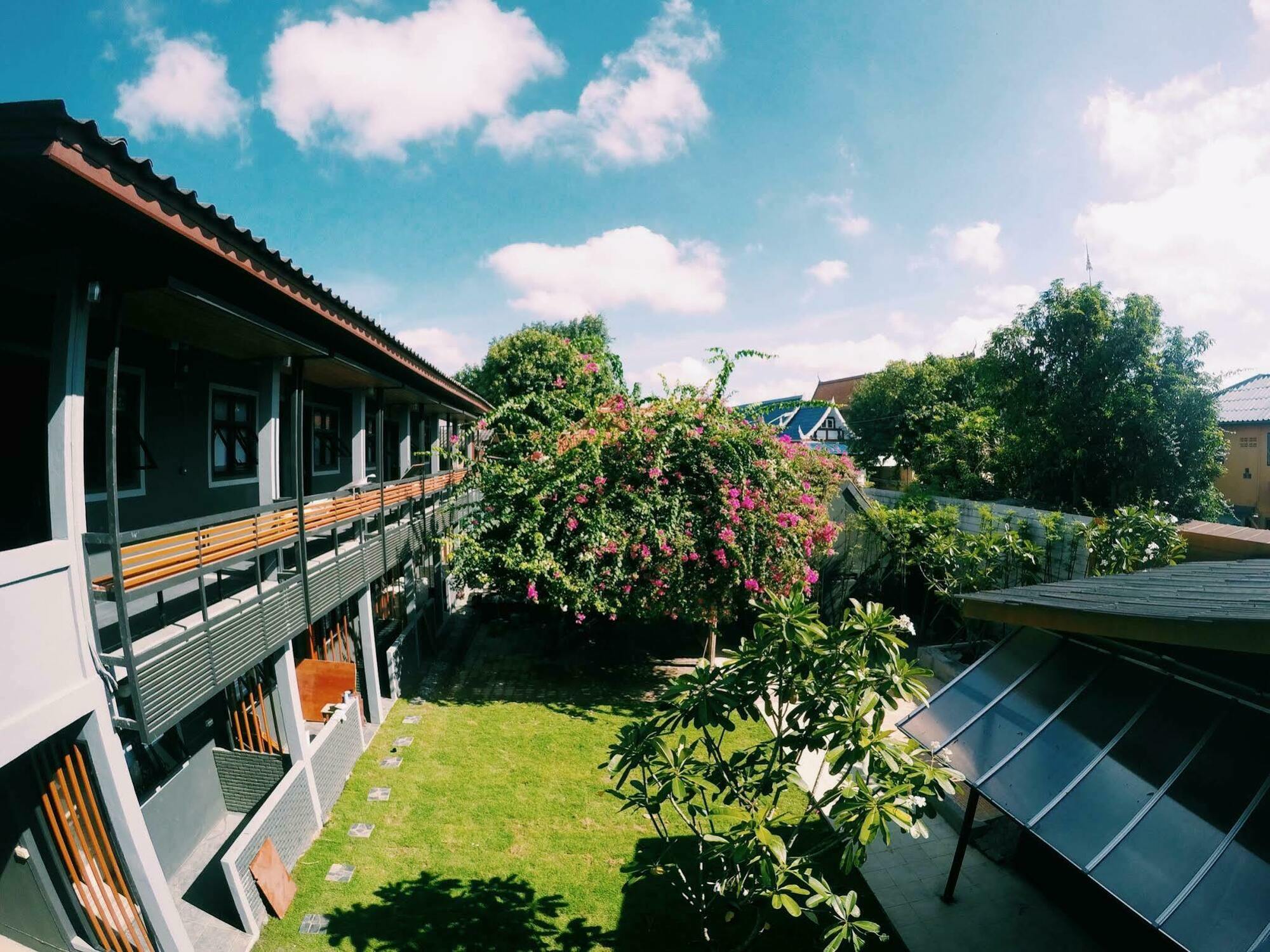 Chiangmai Moli Inn (Adults Only) Чиангмай Екстериор снимка